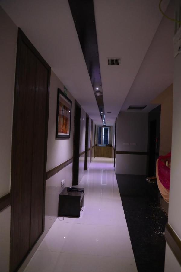 Hotel Sopan Heights Дели Экстерьер фото