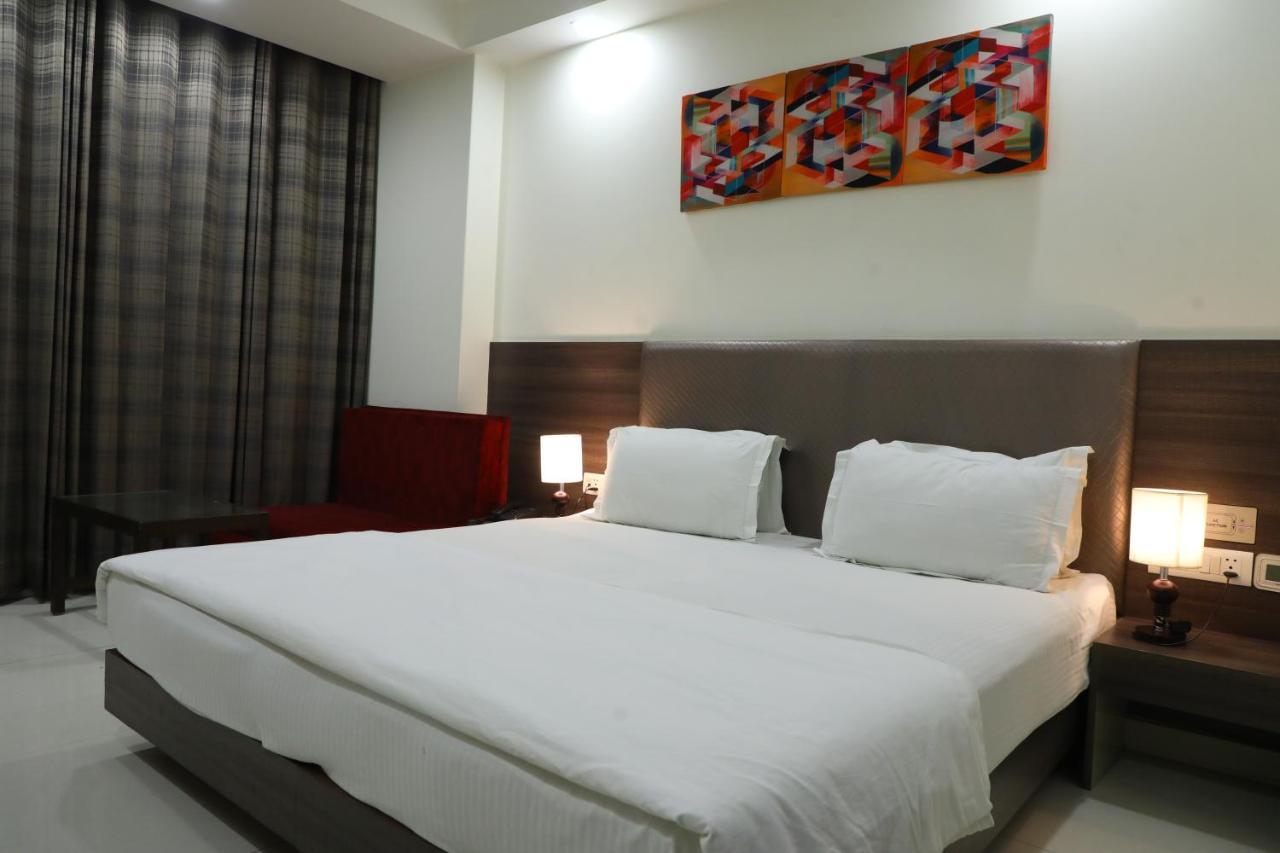 Hotel Sopan Heights Дели Экстерьер фото