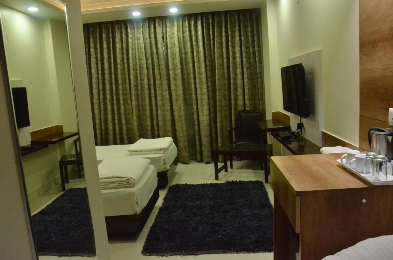 Hotel Sopan Heights Дели Экстерьер фото